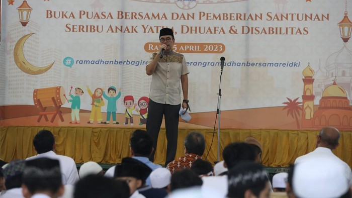 Ketua DPD REI DKI Jakarta Arvin Fibrianto Iskandar memberikan sambutan dalam acara buka puasa bersama di Masjid Albakrie, Rasuna Episentrum, Jakarta Selatan, Rabu (5/4/2023).