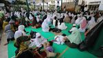 Momen Bagi-bagi Berkah untuk Anak Yatim dan Dhuafa