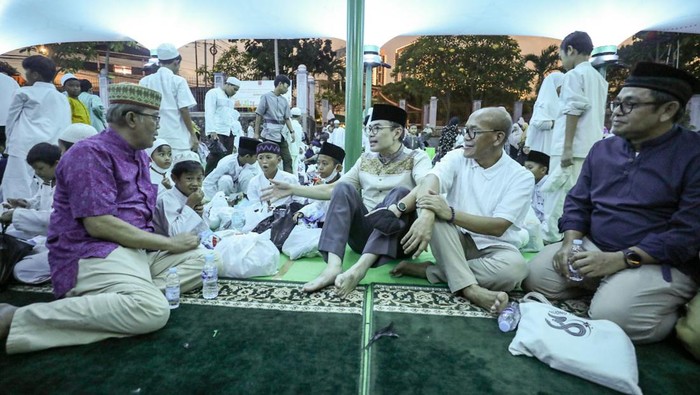 DPD REI DKI Jakarta Bagi-bagi Berkah ke Anak Yatim dan Dhuafa Ketua DPD REI DKI Jakarta Arvin Fibrianto Iskandar memberikan sambutan dalam acara buka puasa bersama di Masjid Albakrie, Rasuna Episentrum, Jakarta Selatan, Rabu (5/4/2023).