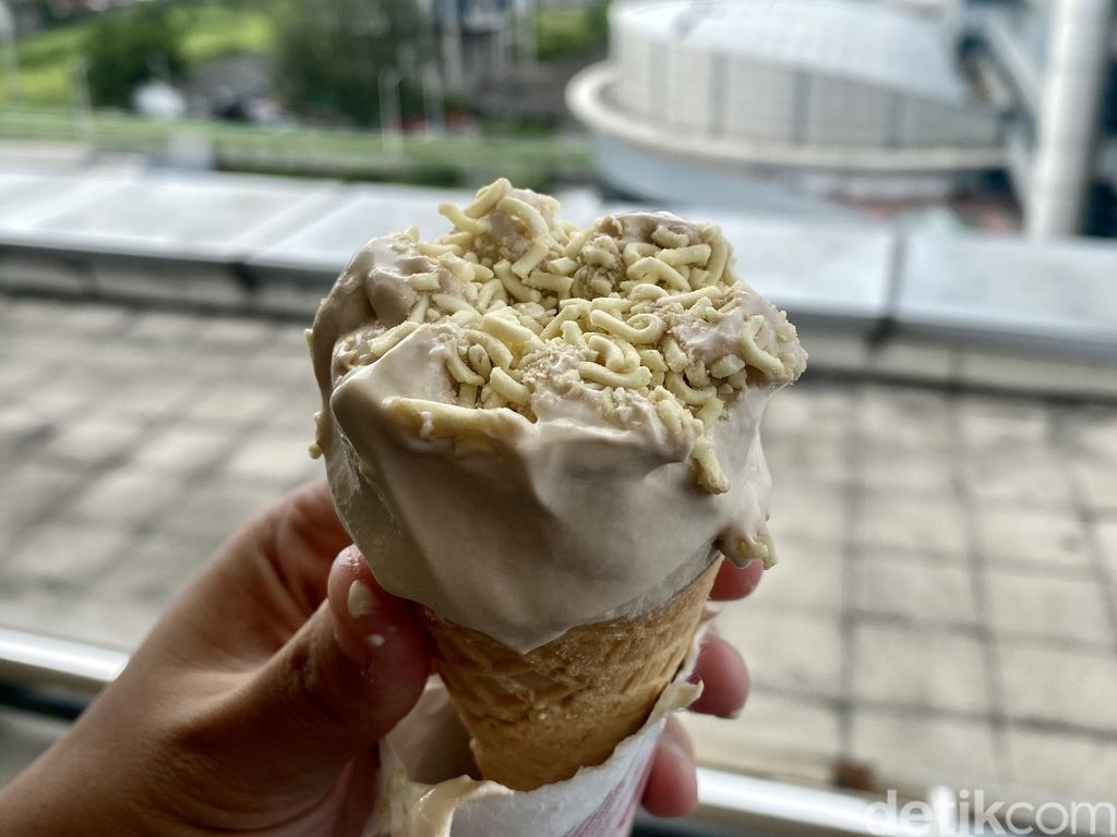 Menciicpi Es Krim Indomie Goreng yang Viral, Ternyata Begini Rasanya