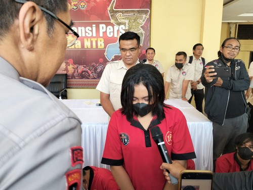 Gadis Sumbawa inisial ES tersangka pengedar sabu asal Sumbawa, NTB ditangkap saat edarkan sabu 1,1 kilogram menggunakan bungkusan teh cina saat event WSBK, Rabu (5/4/2023). Foto: Ahmad Viqi/detikBali.