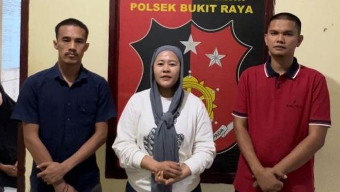 Geri Amanda (kaos hitam), pelaku pelemparan ruko pemuda yang cor jalan pakai uang pribadi di Pekanbaru. (Foto: Istimewa)