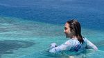 8 Potret Gisel Liburan di Maldives, Berjemur dan Berenang