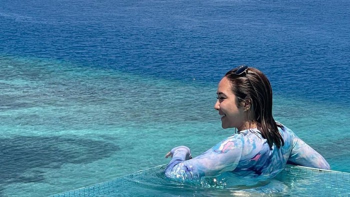 Gisel liburan di Maldives.