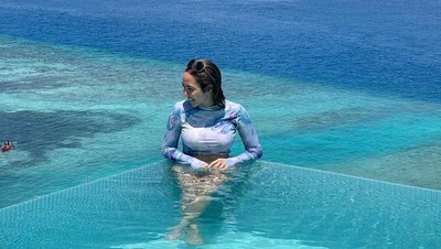 8 Potret Gisel Liburan di Maldives, Berjemur dan Berenang