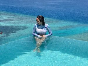 8 Potret Gisel Liburan di Maldives, Berjemur dan Berenang