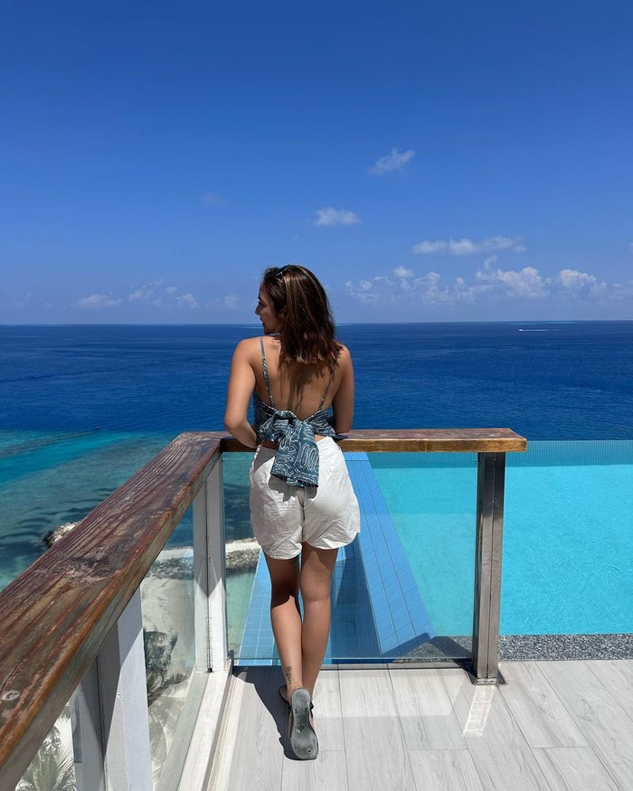 Gisel liburan di Maldives.