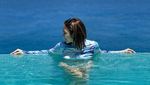 8 Potret Gisel Liburan di Maldives, Berjemur dan Berenang