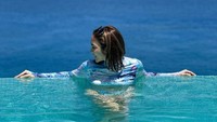Pemandangan laut di belakang Gisel begitu indah. Foto: Instagram Gisel