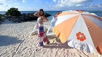 Gisel berpose di pantai. Foto: Instagram Gisel