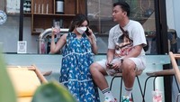 Menjalin hubungan pada Desember 2021, kala itu keduanya dicap serasi oleh banyak netizen. Begini momen santai Gisel dan Wijin saat hangout di kafe.