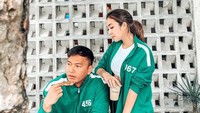 Kemesraan Wijin dan Gisel juga terlihat saat mereka mengenakan kostum Squid Game bareng. Saat itu mereka ngopi dan ngemil dessert.