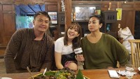 Kalau ini potret kebersamaan Wijin, Gisel, dan Feni Rose saat makan bareng di restoran Jawa. Mereka tampak ditemani beragam suguhan nikmat.