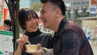 Kulineran di luar negeri juga pernah dirasakan Wijin dan Gisel saat masih jadi sepasang kekasih. Saat di Jepang, mereka tak ragu makan di pinggir jalan.
