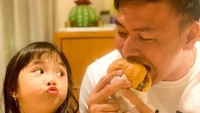 Kebersamaan Wijin bukan hanya bersama Gisel, melainkan juga Gempita. Mereka sering habiskan waktu bersama, termasuk ketika makan burger bareng.