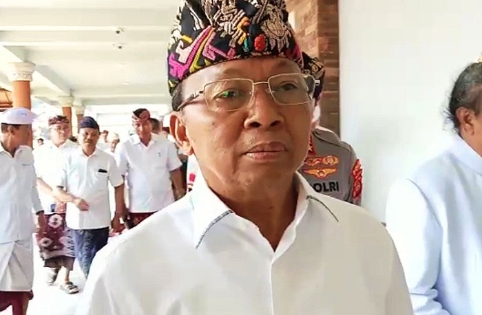 Gubernur Bali Wayan Koster saat melakukan pengukuhan kepengurusan Badan Pengelola Fasilitas Kawasan Suci Pura Agung Besakih di Karangasem, Jumat (24/3/2023).