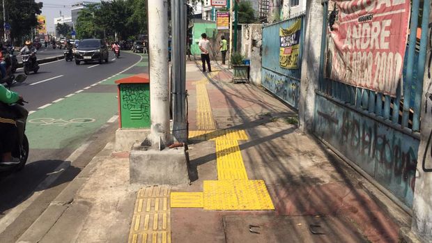 Guiding block di depan Apotek Budhi Mandiri dan Indomaret, Jl Dewi Sartika, Jakarta Timur,  sudah dibereskan.