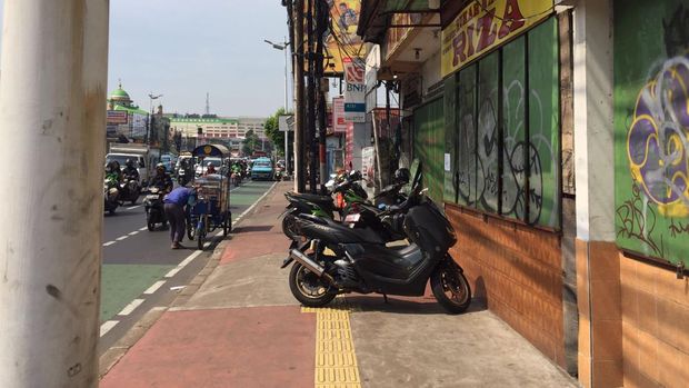 Guiding Block di depan RM Riza, Jl Dewi Sartika, Jakarta Timur masih terhalang parkir motor.