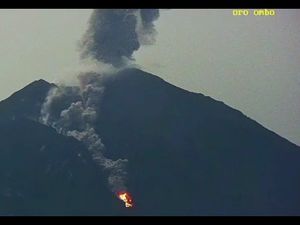 Gunung Semeru Muntahkan Guguran Lava Pijar Sejauh 2 Km