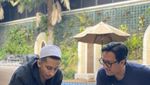 Gaya Santai Habib Jafar saat Ngopi dan Kulineran Bareng Artis
