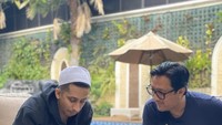 Habib Jafar memang akrab dengan banyak publik figur. Ini ada momennya saat diundang komedian Andre Taulany, kemudian dijamu makanan Meksiko. Foto: Instagram @husein_hadar