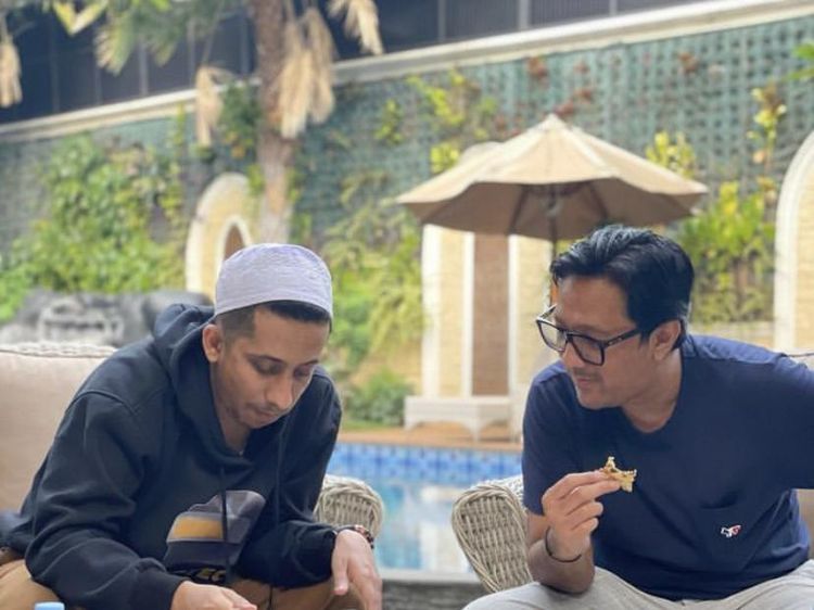 Gaya Santai Habib Jafar saat Ngopi dan Kulineran Bareng Artis