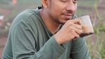Gaya Santai Habib Jafar saat Ngopi dan Kulineran Bareng Artis