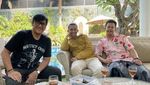 Gaya Santai Habib Jafar saat Ngopi dan Kulineran Bareng Artis