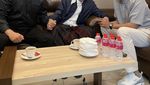 Gaya Santai Habib Jafar saat Ngopi dan Kulineran Bareng Artis