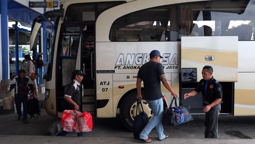 Penumpang memasuki bus antar kota antar provinsi (AKAP) saat akan pulang ke kampung halaman di Terminal Mengwi, Badung, Bali, Senin (3/4/2023). Sebagian warga Muslim yang merantau di Bali memilih mudik lebih awal untuk mengantisipasi lonjakan penumpang menyusul telah dicabutnya kebijakan pemberlakuan pembatasan kegiatan masyarakat (PPKM) terkait pandemi COVID-19. ANTARA FOTO/Nyoman Hendra Wibowo/tom.