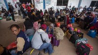 Sejumlah calon penumpang kapal antre di loket tempat penukaran tiket di Pelabuhan Batu Ampar, Batam, Kepulauan Riau, Sabtu (1/4/2023). Sejumlah warga memilih mudik lebih awal untuk menghindari terjadinya lonjakan penumpang saat arus mudik. ANTARA FOTO/Teguh Prihatna  