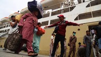 Calon penumpang membawa barangnya berjalan menuju KM Dorolonda di Pelabuhan Ahmad Yani, Kota Ternate, Maluku Utara, Kamis (30/3/2023). Sebanyak 1.476 orang penumpang yang sebagian besar bertujuan ke Ambon, Namlea, Bau-Bau,Makassar, Surabaya dan Jakarta menggunakan KM Dorolonda tersebut memilih untuk mudik lebih awal guna menghindari puncak arus mudik Lebaran.ANTARA FOTO/Andri Saputra  