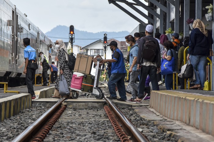 Calon penumpang memasuki gerbong kereta api di Stasiun Kota Tasikmalaya, Jawa Barat, Selasa (4/4/2023). Dua pekan menjelang Lebaran penumpang yang menggunakan angkutan kereta api masih didominasi oleh pemudik lokal Jawa Barat yaitu dari Tasikmalaya menuju Bandung dan sebaliknya. ANTARA FOTO/Adeng Bustomi/nym.