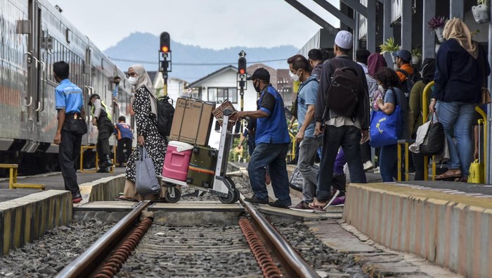 Calon penumpang memasuki gerbong kereta api di Stasiun Kota Tasikmalaya, Jawa Barat, Selasa (4/4/2023). Dua pekan menjelang Lebaran penumpang yang menggunakan angkutan kereta api masih didominasi oleh pemudik lokal Jawa Barat yaitu dari Tasikmalaya menuju Bandung dan sebaliknya. ANTARA FOTO/Adeng Bustomi/nym.