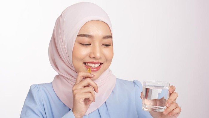 Ilustrasi minum vitamin
