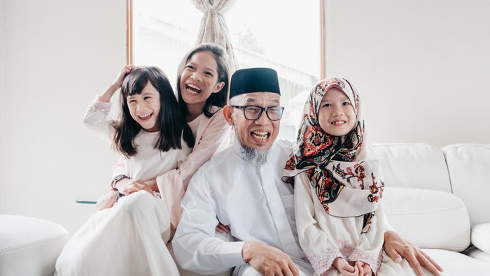 Ilustrasi Pose Foto Keluarga Lebaran