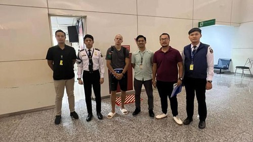 Kantor Imigrasi Ngurah Rai mendeportasi WNA Rusia yang buka celana di puncak Gunung Agung. Ia dideportasi setelah menjalani sanksi adat.