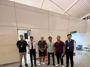 Bye! Bule Rusia Buka Celana di Gunung Agung Dipulangkan ke Negaranya