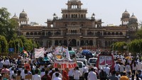 Massa berjalan hingga ke depan Albert Hall Museum di Jaipur, Rajasthan, India.