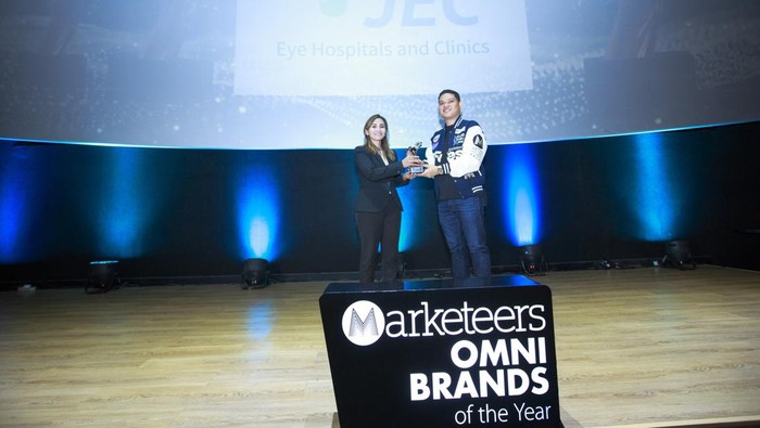 JEC Eye Hospitals and Clinics mendapatkan penghargaan pada ajang Marketeers OMNI Awards 2023 untuk kategori Omnichannel Branding.