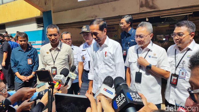 Jokowi saat meninjau pasar di Johar Baru