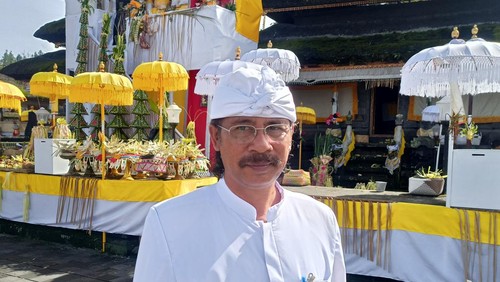 Jro Mangku pemucuk Pura Agung Besakih Gusti Mangku Jana ketika ditemui di saat puncak Karya Ida Bhatara Turun Kabeh Rabu (5/4/2023) (foto : I Wayan Selamat Juniasa)