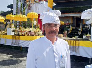 Bule Lepas Celana di Gunung Agung Ikut Upacara Pembersihan-Memohon Maaf