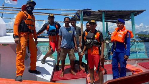 Dua nelayan asal Nangahure, Kabupaten Sikka, Nusa Tenggara Timur (NTT) Ajamudin dan Arjun (tengah), berada di atas kapal mereka yang mati mesin saat melaut perdana.