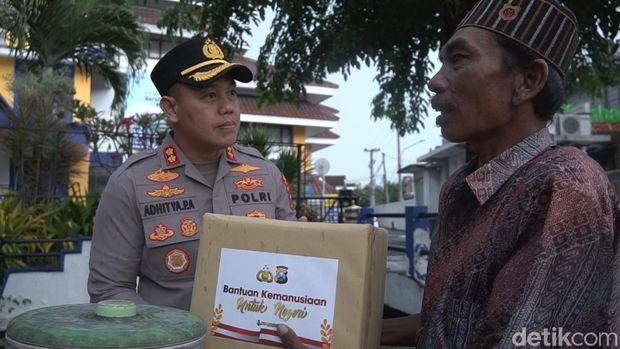 Kapolres Gresik memberikan bantuan sembako ramadan kepada ojol dan sopir angkot.