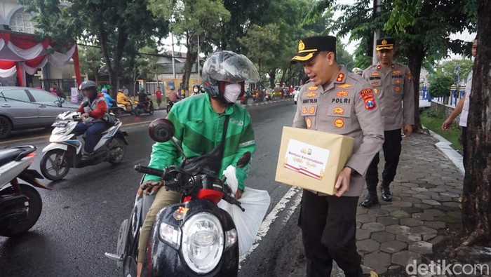 Kapolres Gresik memberikan bantuan sembako ramadan kepada ojol dan sopir angkot.
