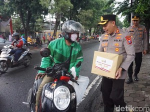 Sempat Ketar-ketir Ditilang, Ojol-Sopir Angkot Gresik Malah Dapat Sembako