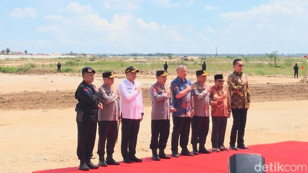 Kapolri Jenderal Listyo Sigit Prabowo meresmikan ground breaking pembangunan Gedung Batalyon A Pelopor Brimob Polda Metro Jaya di PIK 2 Kosambi, Tangerang.
