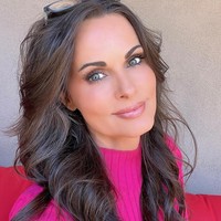 Pada 2018, Cohen sebenarnya sudah dinyatakan bersalah atas kasus suap kepada Stormy Daniels dan Karen McDougal. Ia menyebut Trump secara langsung menyuruhnya untuk membungkam Stormy dan bekerja sama dengan David terkait cerita Karen.Foto: Twitter/Instagram Karen McDougal