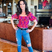 Dalam dokumen pengadilan, disebutkan ada pembayaran kepada Wanita 1 yang berdasarkan bukti adalah Karen McDougal. Karen sendiri merupakan mantan model berusia 52 tahun yang pernah meraih gelar Playmate of the Year pada 1988. Ia bahkan pernah menempati posisi kedua sebagai playmate of the 90s setelah Pamela Anderson. Foto: Twitter/Instagram Karen McDougal